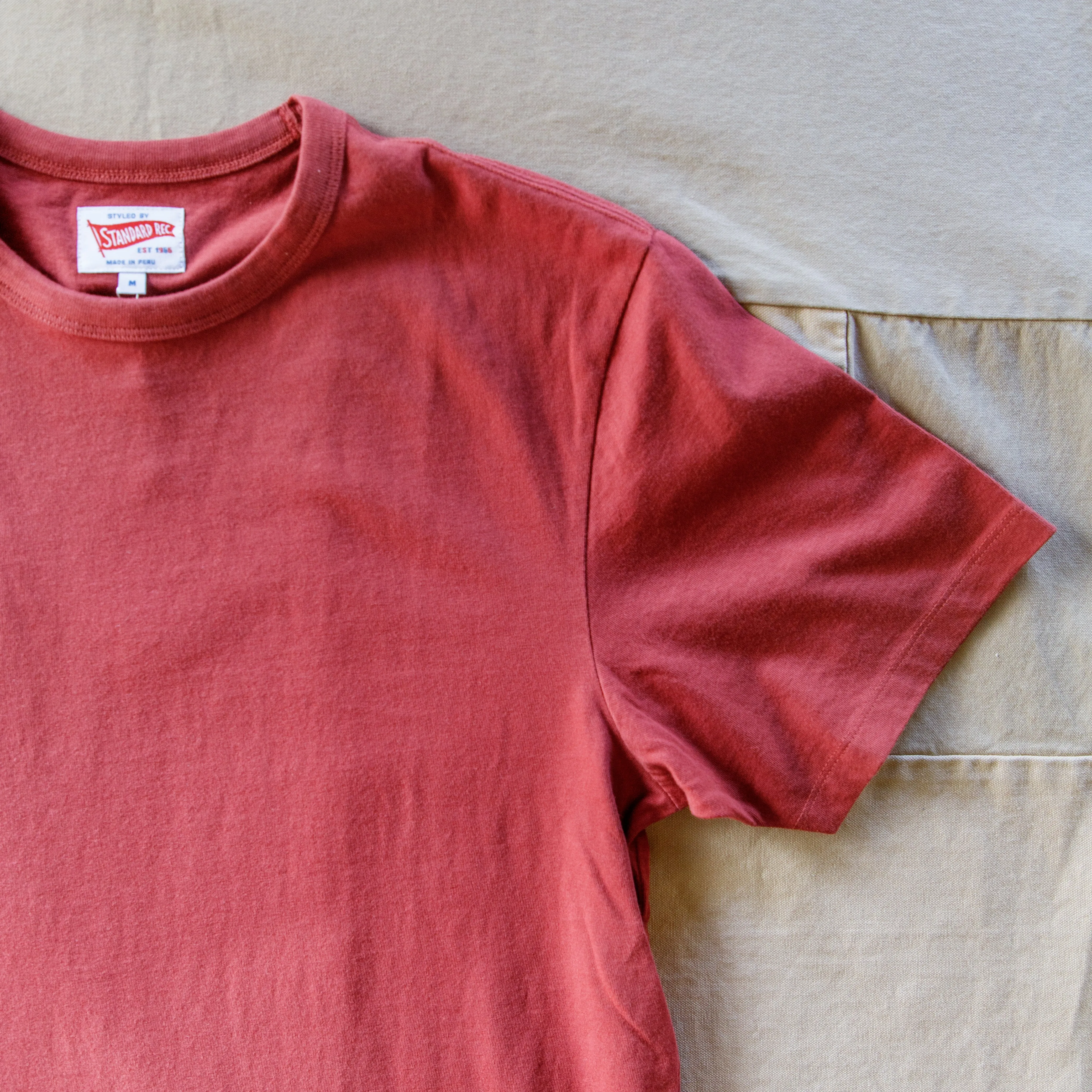 Short Sleeve Banner T-shirt, Red Playful Design easygoing look